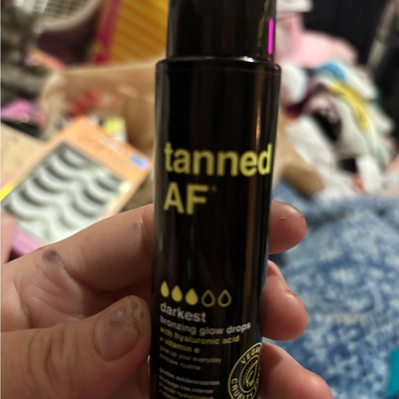 Tanned AF darkest bronzing glow drops with hyaluronic acid and vitamin E B. - Picture 5 of 5